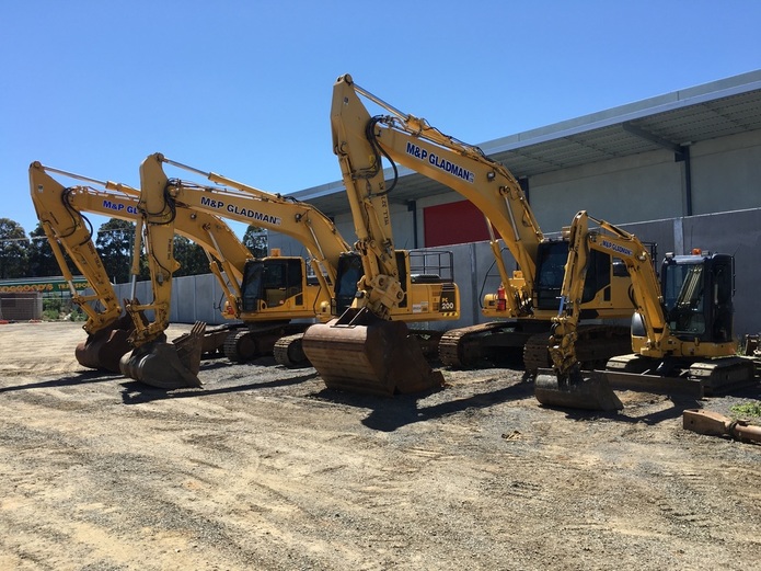 5 ton, 20 ton, 30 ton excavators for hire with auger